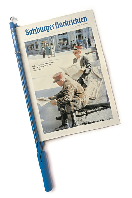 Zeitung-mit-Zeitungshalter-klein