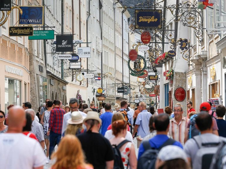Die Getreidegasse, eine der Tourismusadern der Stadt Salzburg.   Bild: SN/Stadtarchiv Salzburg/SAMTC